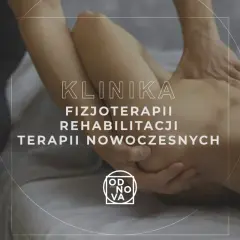 Fizjoterapeuta masuje mięsień podgrzebieniowy pacjenta. Klinika Fizjoterapii i Rehabilitacji.