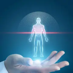 Dłoń lekarza w białym kitlu trzyma hologram ludzkiego ciała, symbolizując zaawansowaną diagnostykę i badanie tkanki łącznej.